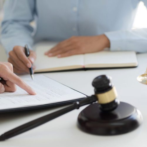 Advocaat adviseur uit te leggen aan cliënt met rechtszaak Advocaat adviseur uit te leggen aan cliënt met rechtszaak